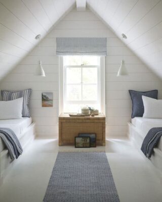 Forniture di arredi e complementi cameretta di colore bianco con tappeti e complementi letto blu