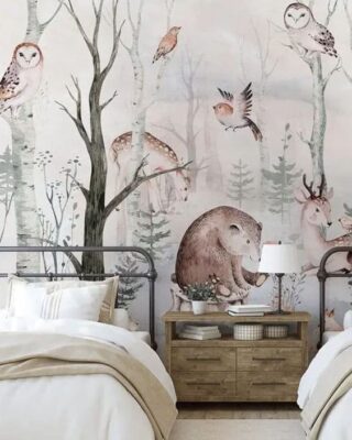 Fornitura e posa di carta da parati raffigurante bosco con animali in una parete di una cameretta