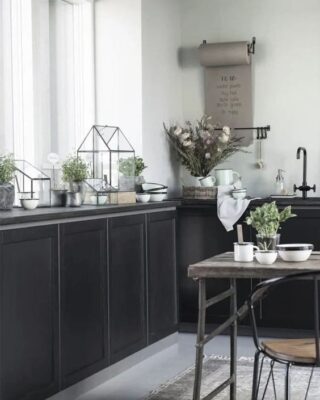 Interior design cucina moderna con mobili di colore nero