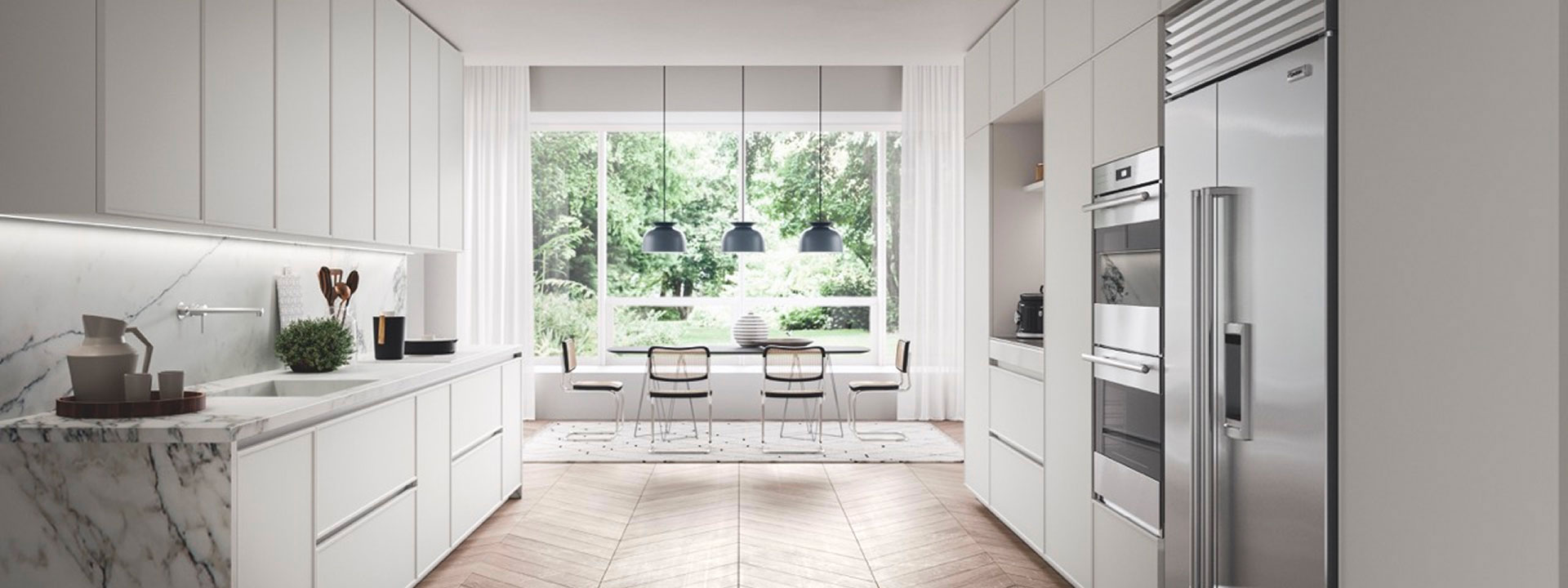 Vista di una moderna cucina minimalista con armadietti bianchi, tavolo da pranzo e pendant neri, immersa nella luce naturale.