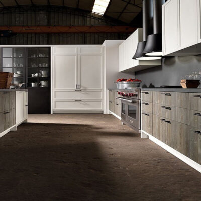 Cucina moderna con armadi bianchi e frontali in legno scuro, ampio piano di lavoro e arredamento elegante. Spazio luminoso e ben organizzato.