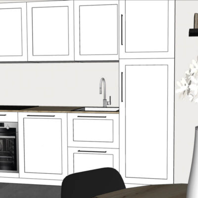 Vista di una cucina moderna con armadi bianchi, elettrodomestici integrati e un tavolo. Un vaso con fiori bianchi aggiunge un tocco elegante.