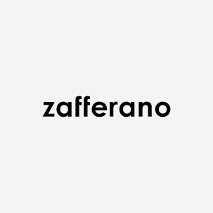 Un logo minimalista che rappresenta il marchio Zafferano in caratteri neri su uno sfondo chiaro, evocando eleganza e raffinatezza.